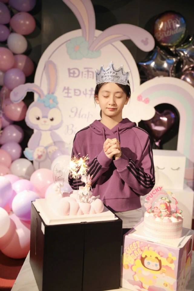 森碟在插满玩偶的生日蛋糕前轻轻许愿,一低头的瞬间,眉眼间的灵动仿佛