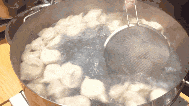 煮冻饺子，是开水下锅还是冷水下锅？记住3点，饺子光滑不破皮_水饺
