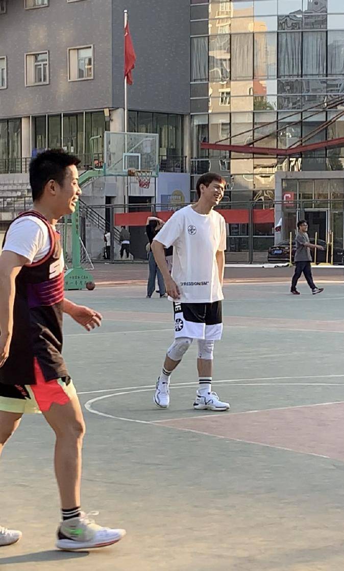 李现北电操场打篮球被偶遇 一身白色球衣青春帅气