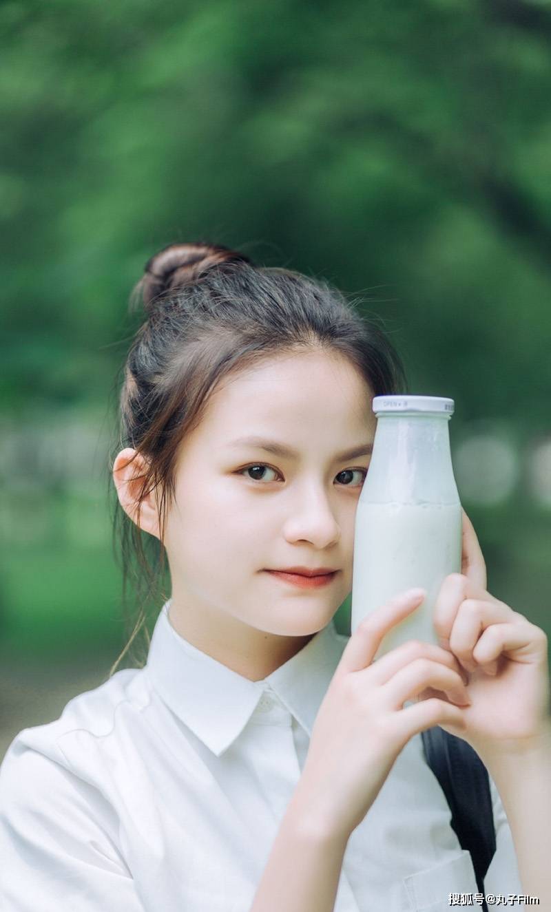 性感美女时尚写真:丸子头美少女学生妹清新脱俗,清纯甜美迷人!