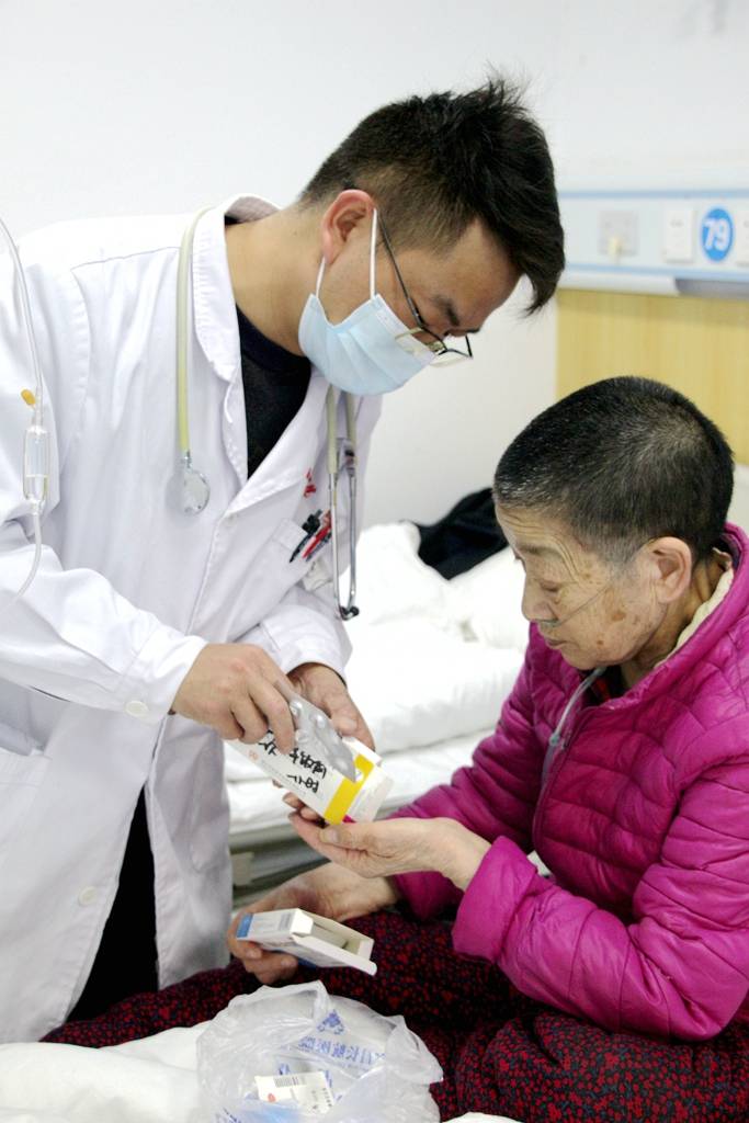 长航东院内科医生秦四海为患者发药 ,防止患者错服.