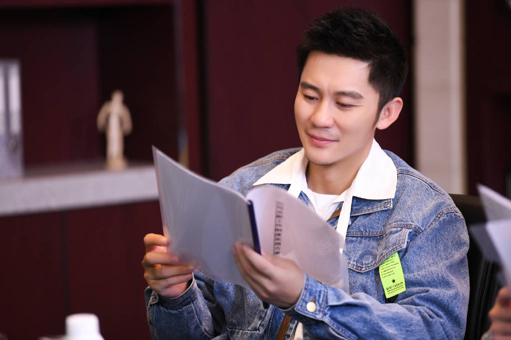 《奔跑吧9》首播领跑收视!反套路职场笑料百出,李晨大跳"职场放松操"