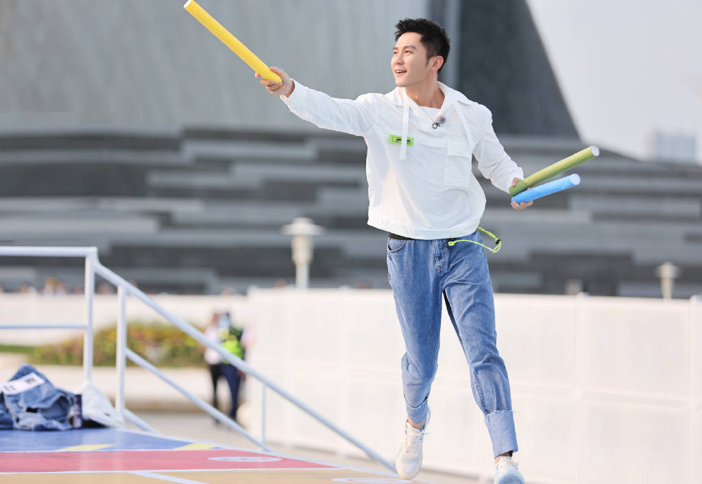 《奔跑吧9》首播领跑收视!反套路职场笑料百出,李晨大跳"职场放松操"