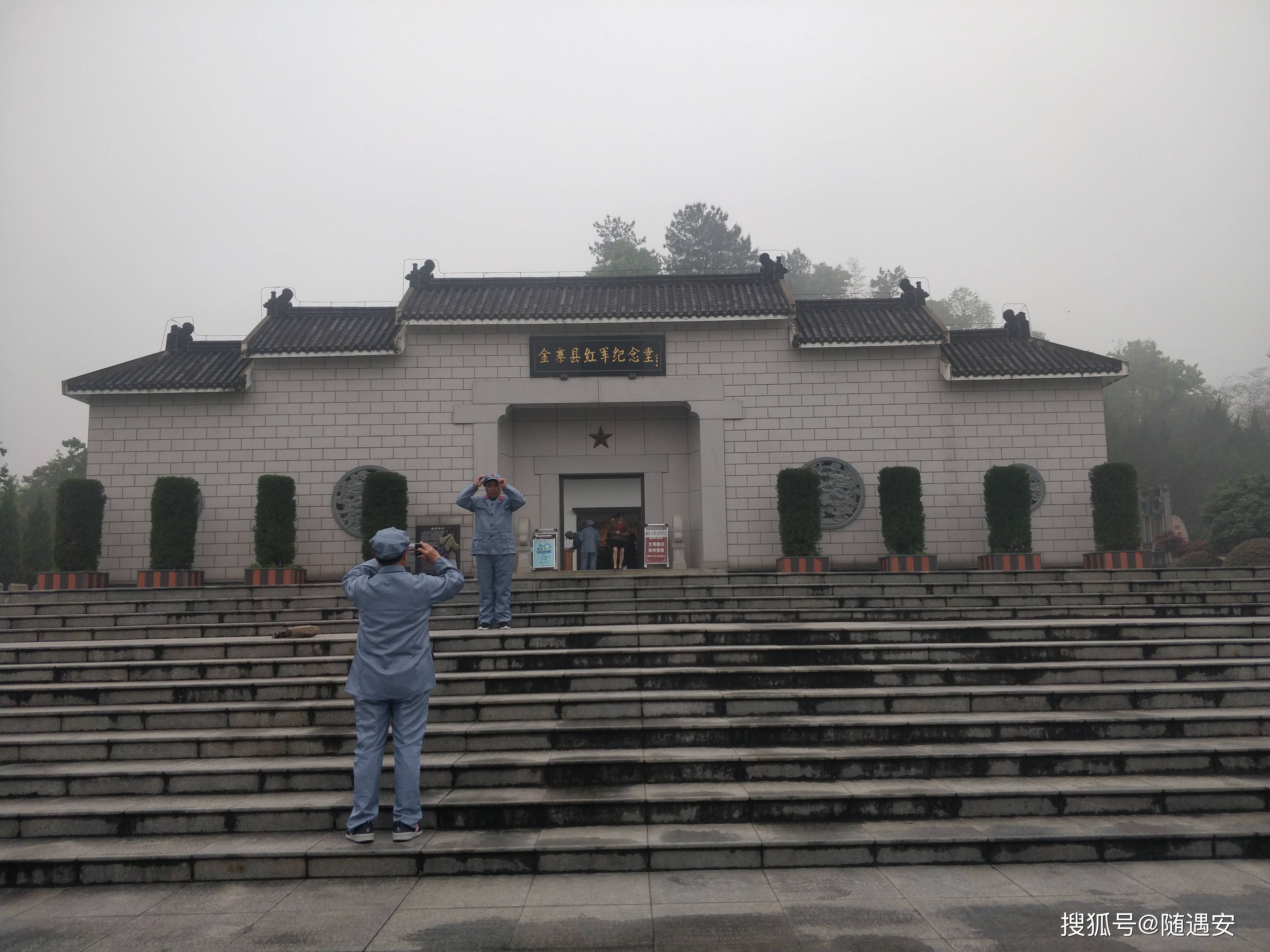 浮雕前,世杰与魏勉会师握手,果然风度不凡.