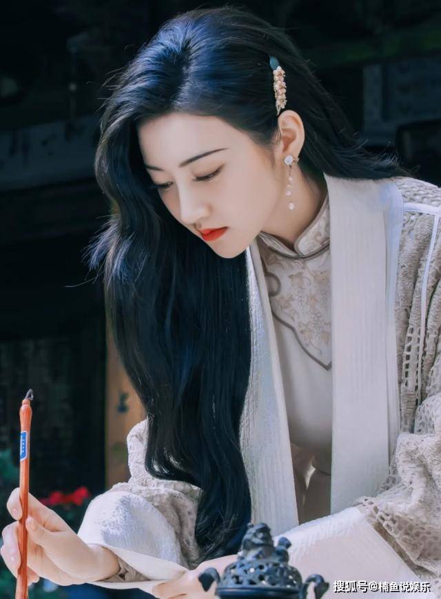 原创景甜复古泡泡袖好迷人弯弯柳叶眉气质出众不愧是司藤小姐