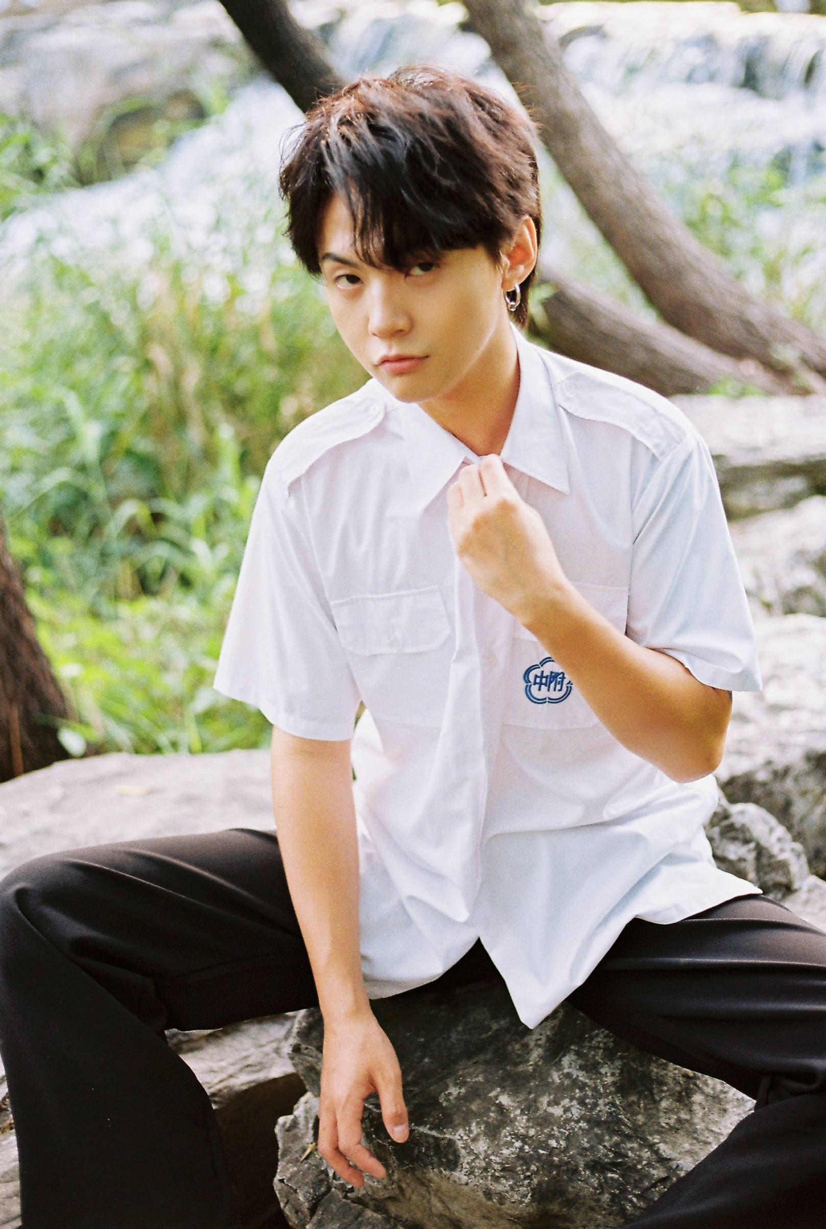 班玛加山间戏水身穿校服少年感十足