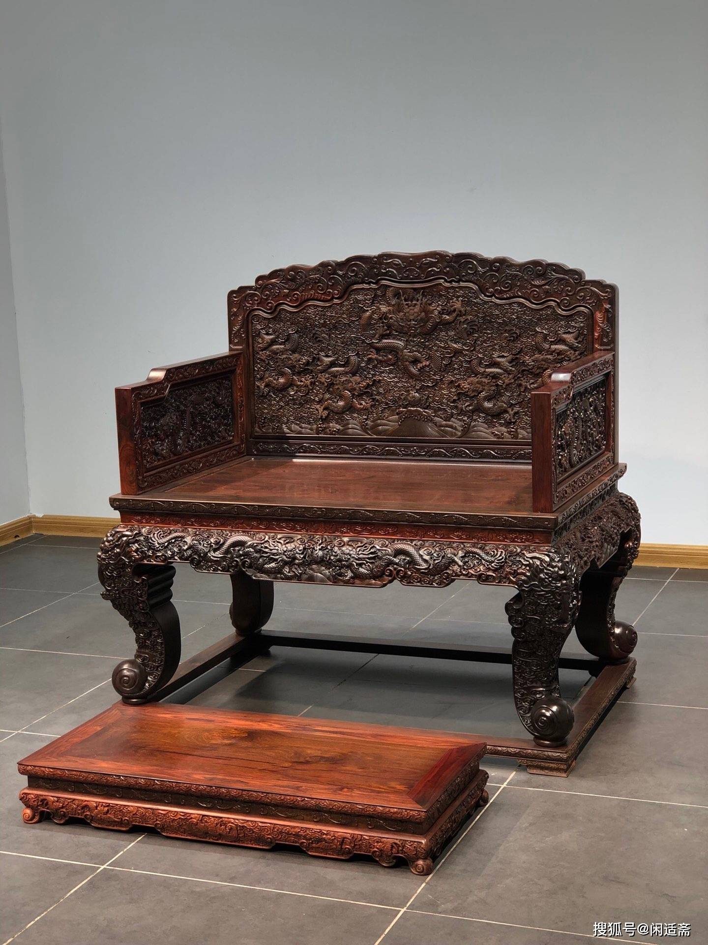 这件云龙宝座,以其珍贵无比的用材和精美华贵的制作技艺,彰显盛世的