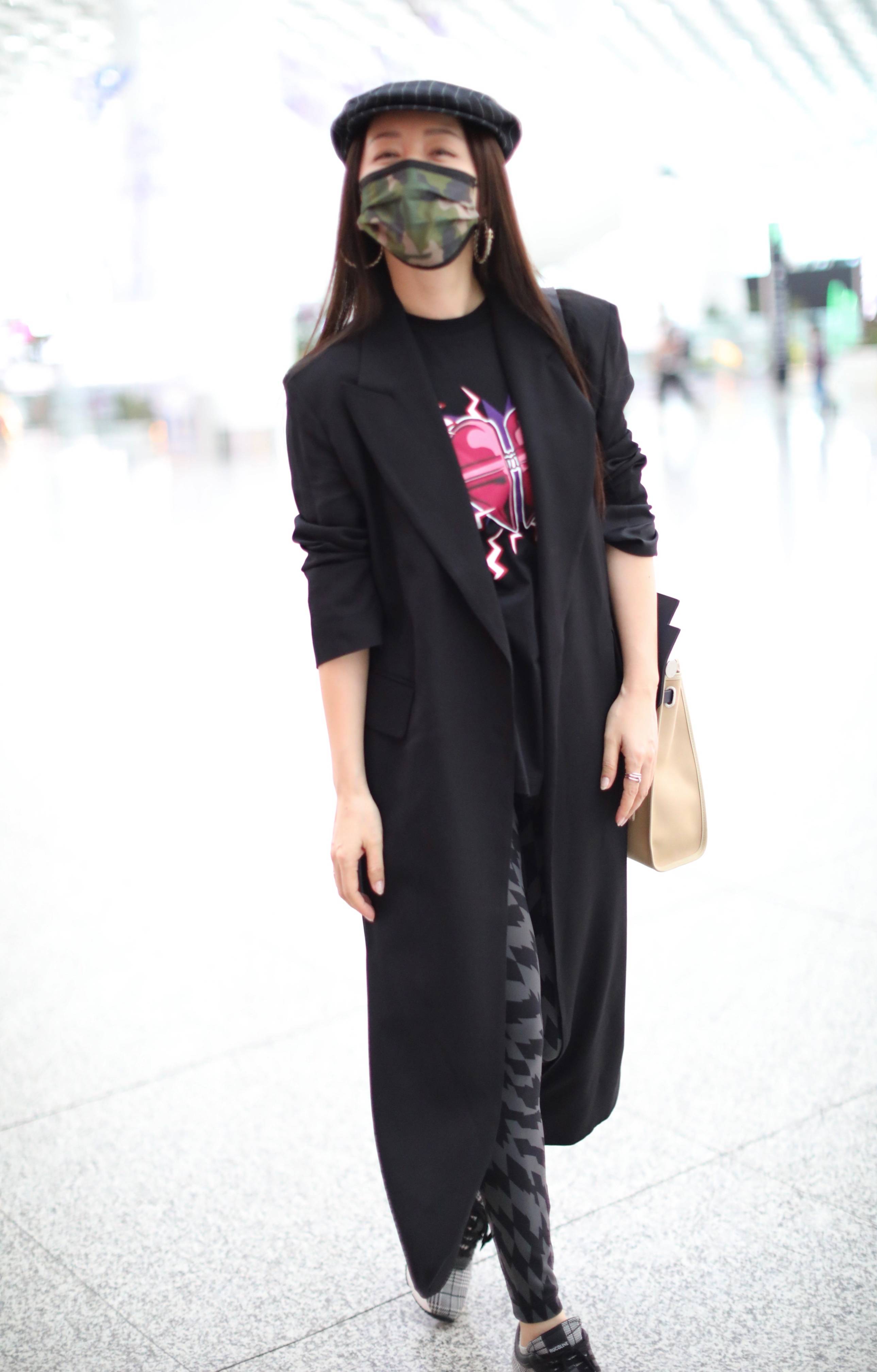 杨钰莹浪姐成团后首现身歪头比耶女神也俏皮