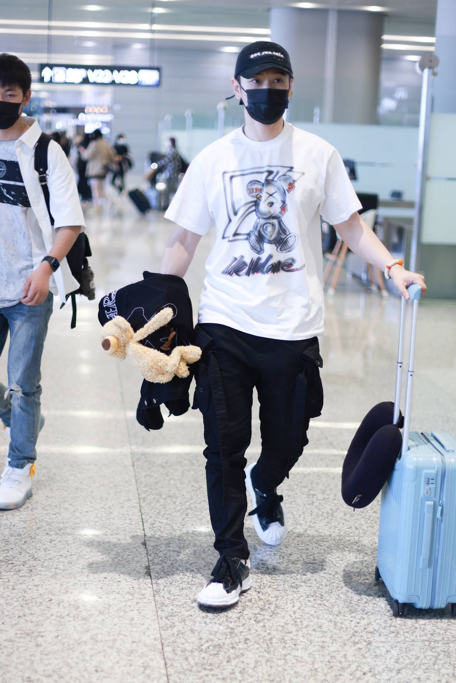 黄晓明陶虹机场偶遇一路热聊两人20年前合作电影