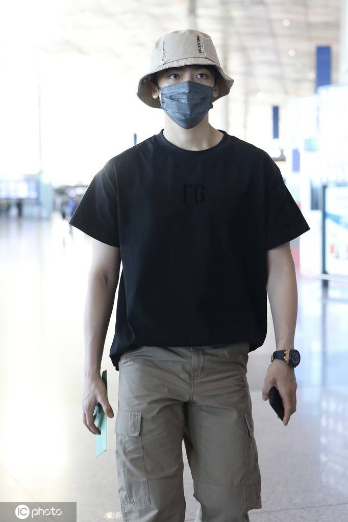 侯明昊戴渔夫帽一身运动打扮现身十分随性