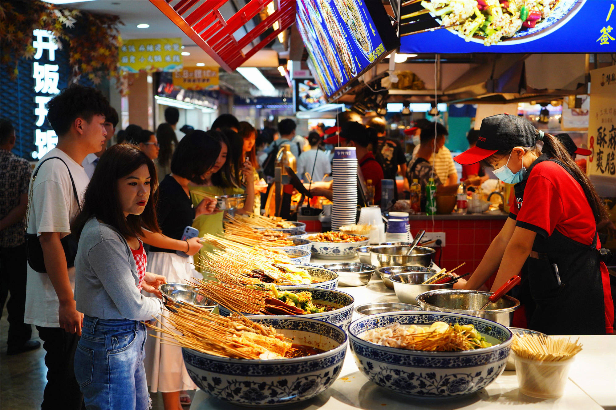 观音桥好吃街成为新晋打卡地 五一日均20万人流