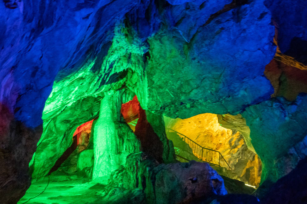 最容易迷路的溶洞位于江浙皖交界处以洞中大峡谷称绝于世