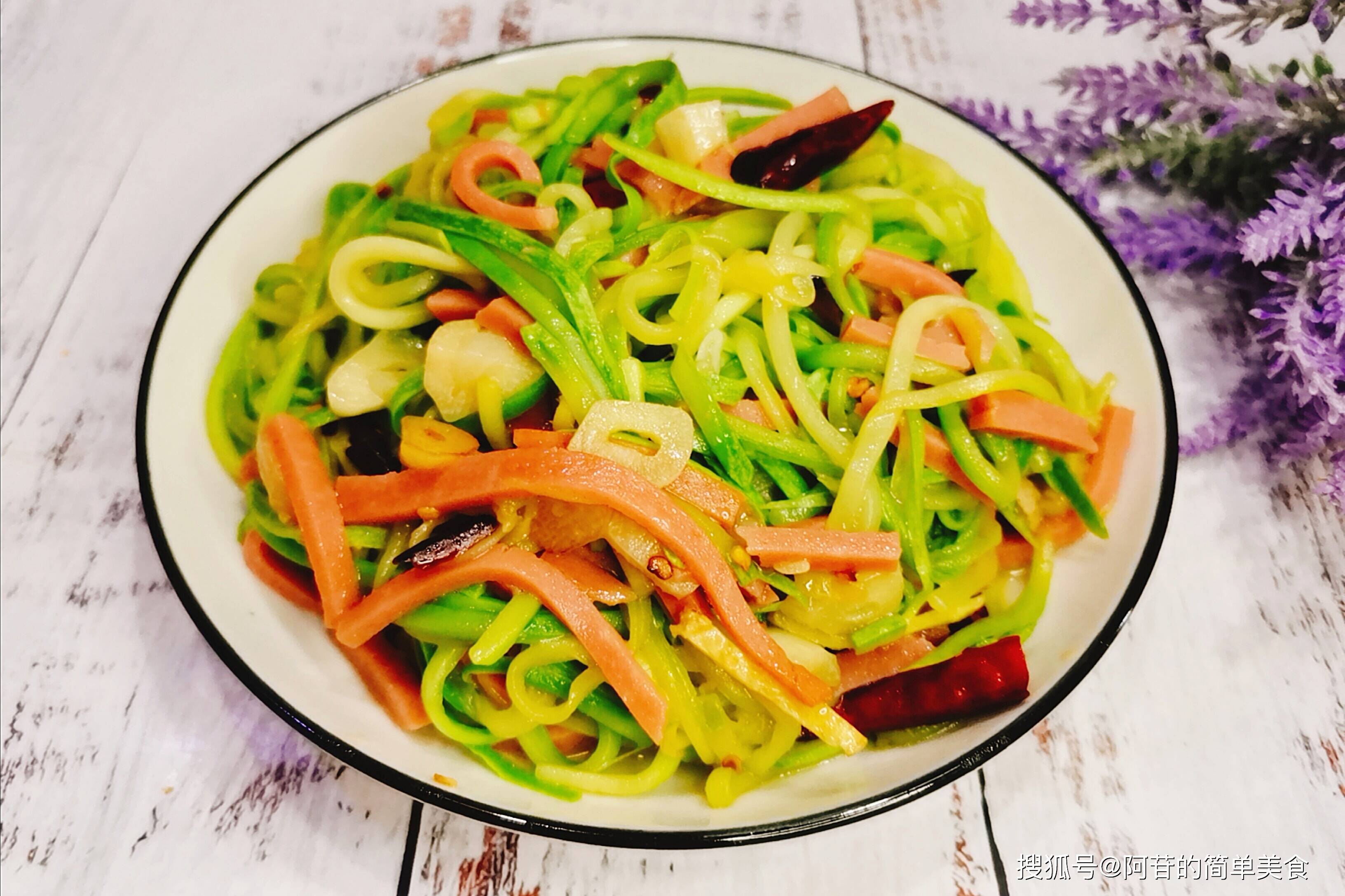 原创西葫芦这样做又脆又嫩又鲜配上午餐肉一炒味道太棒了