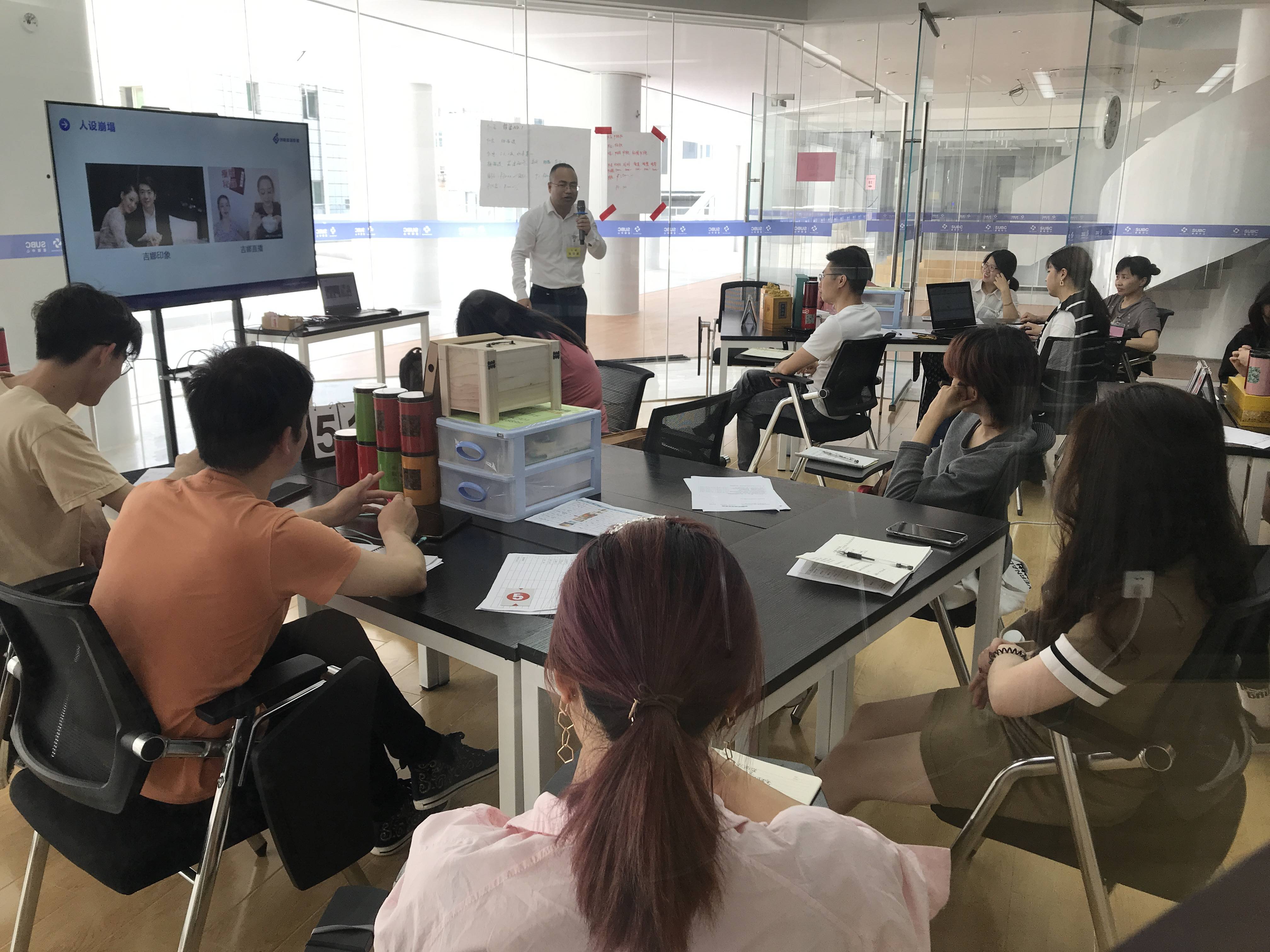 率先组建电商直播培训孵化商学院和相关培训教室及会场,开设电商直播