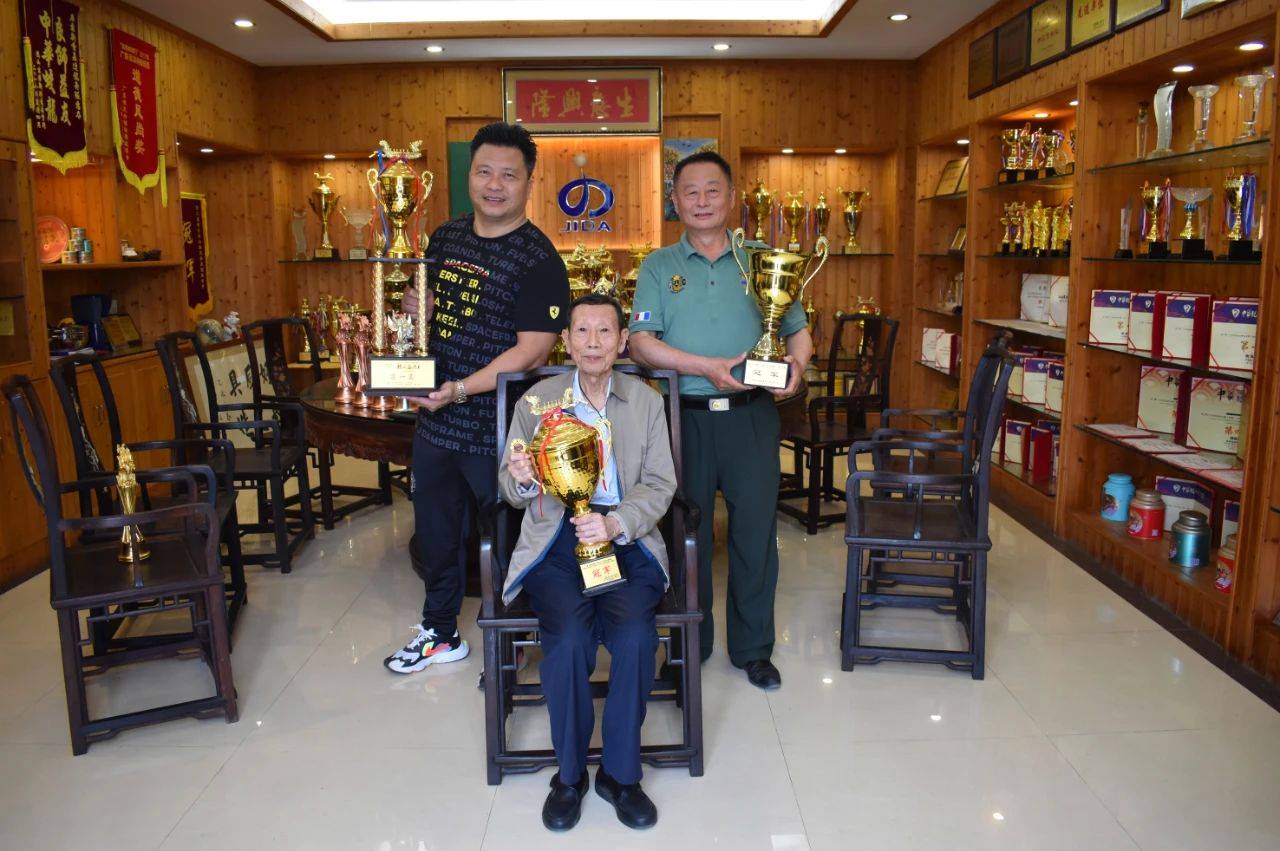 东莞红色文化教育培训基地主任周秉钧一行学习龙舟精神参观泓达堂陈皮