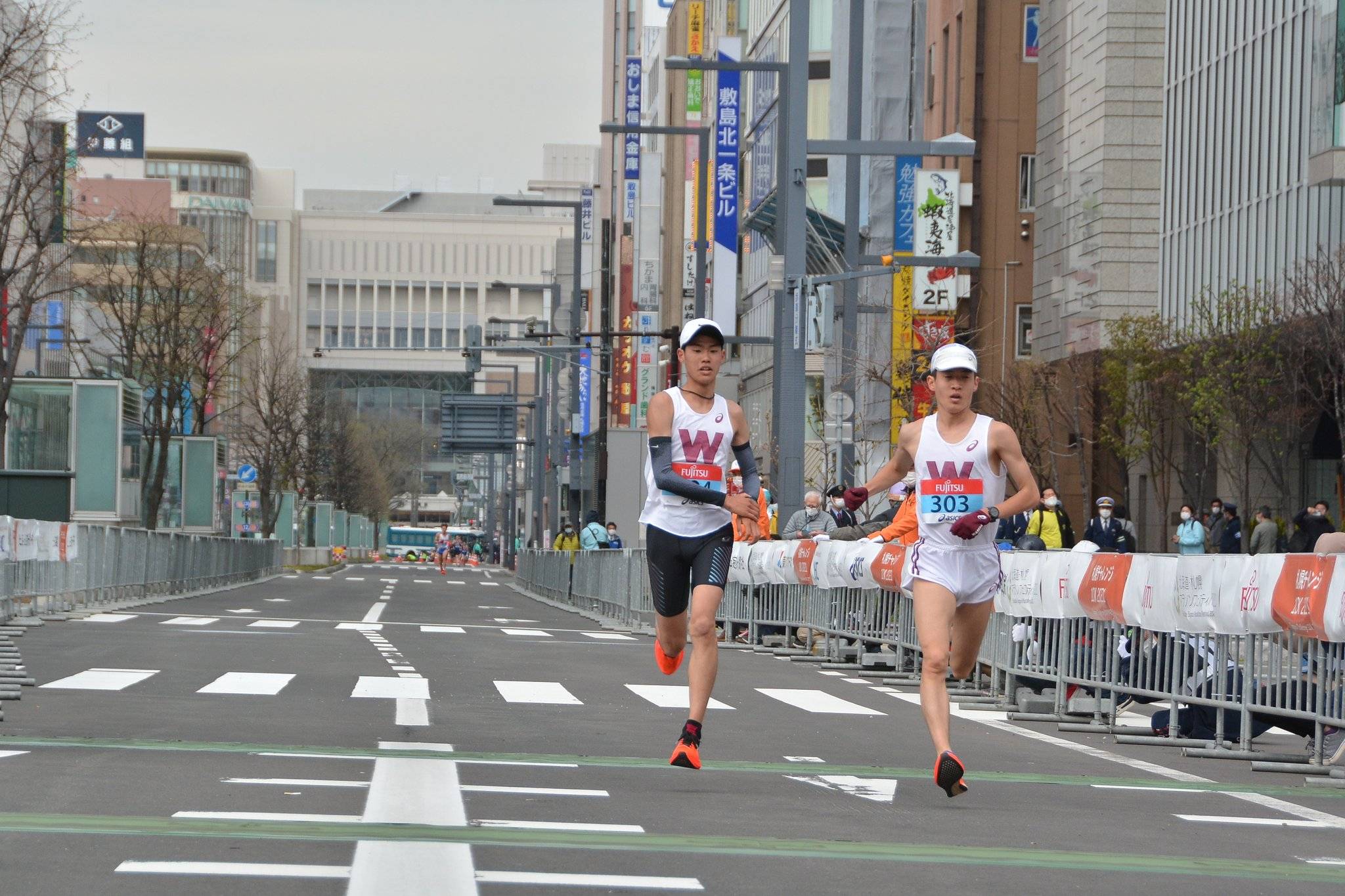 将要代表日本出战东京奥运男子马拉松的服部勇马以1:02:59的成绩完赛