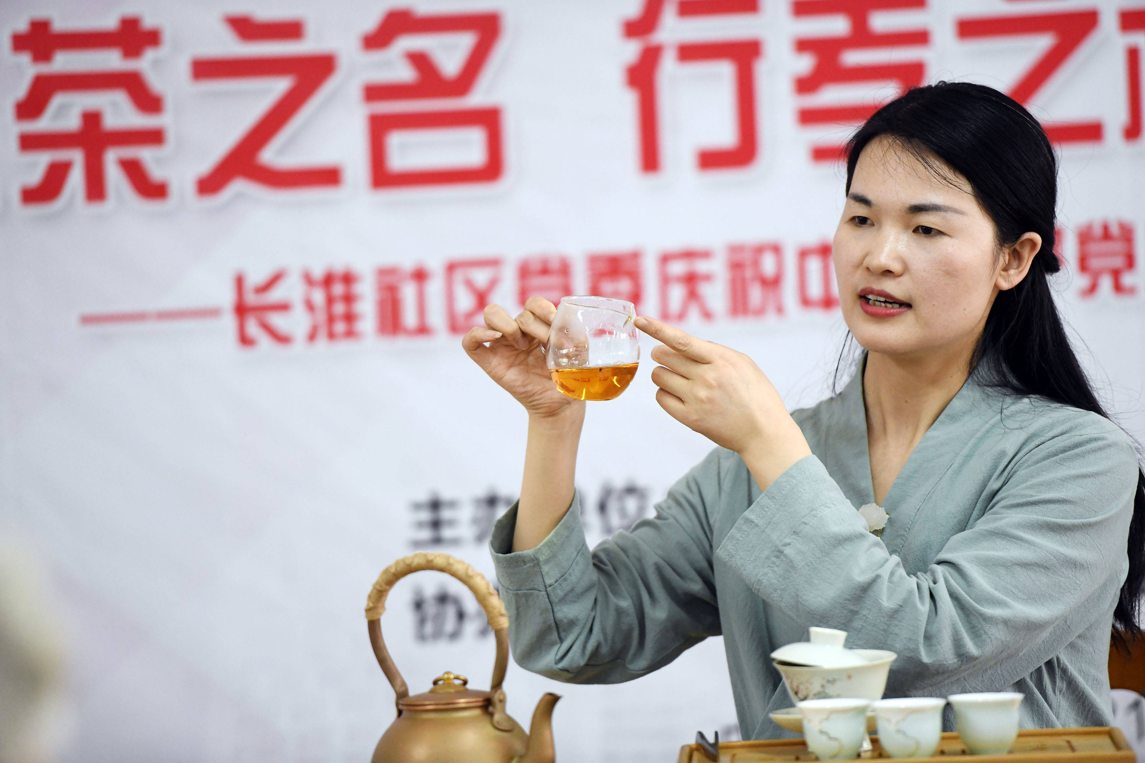 安徽合肥:母亲节,开展"我向母亲敬杯茶"亲子茶艺活动