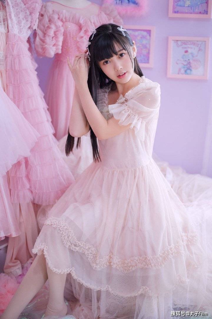 可爱萝莉美女粉色公主裙甜美写真