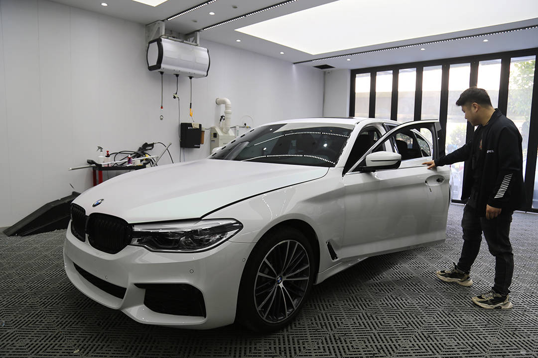 掷地有声焕然而至宝马五系全车改色车衣裳曙光白