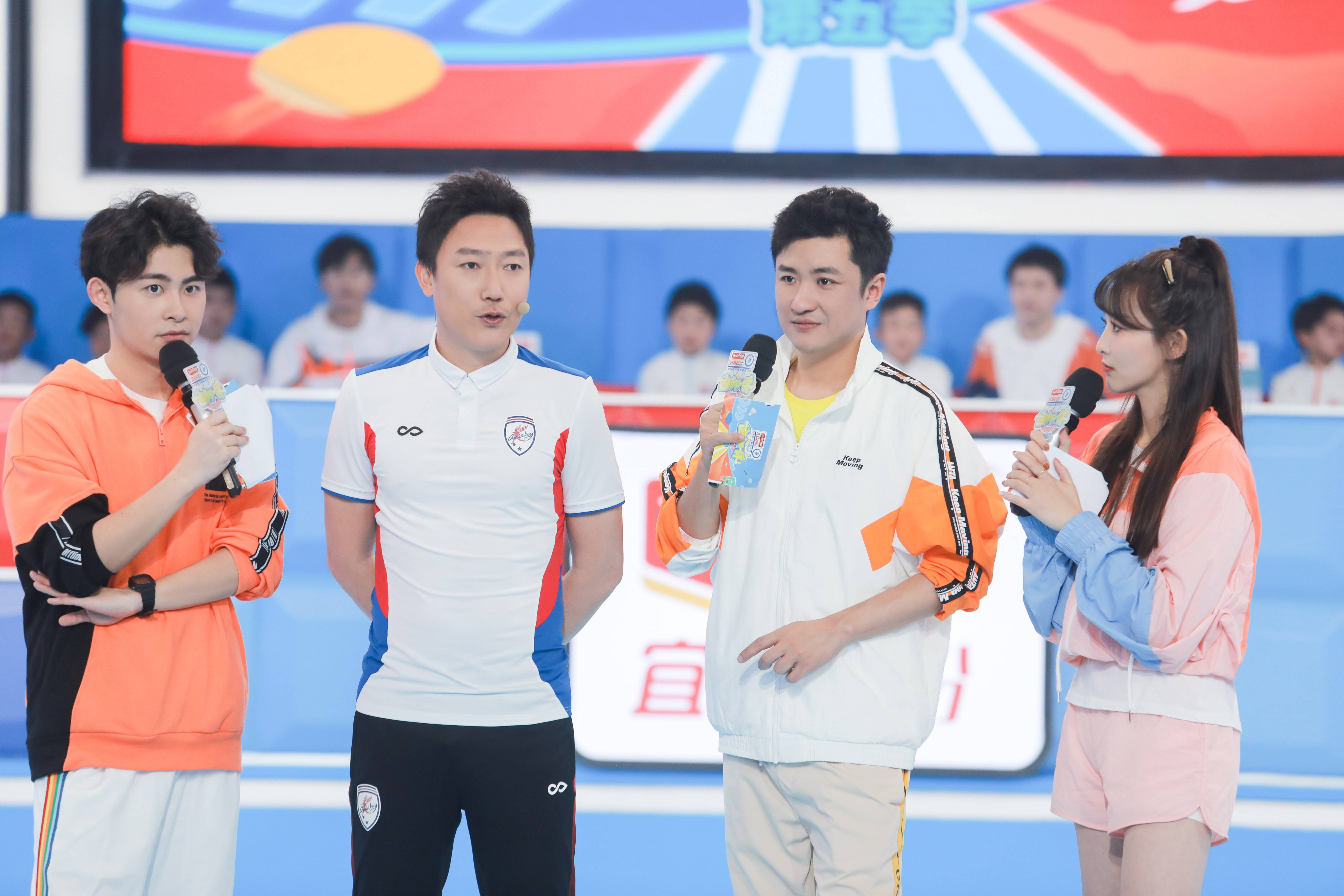 回归首播,"追风少年"国足名将曲波和孩子们趣味运动_金鹰卡通