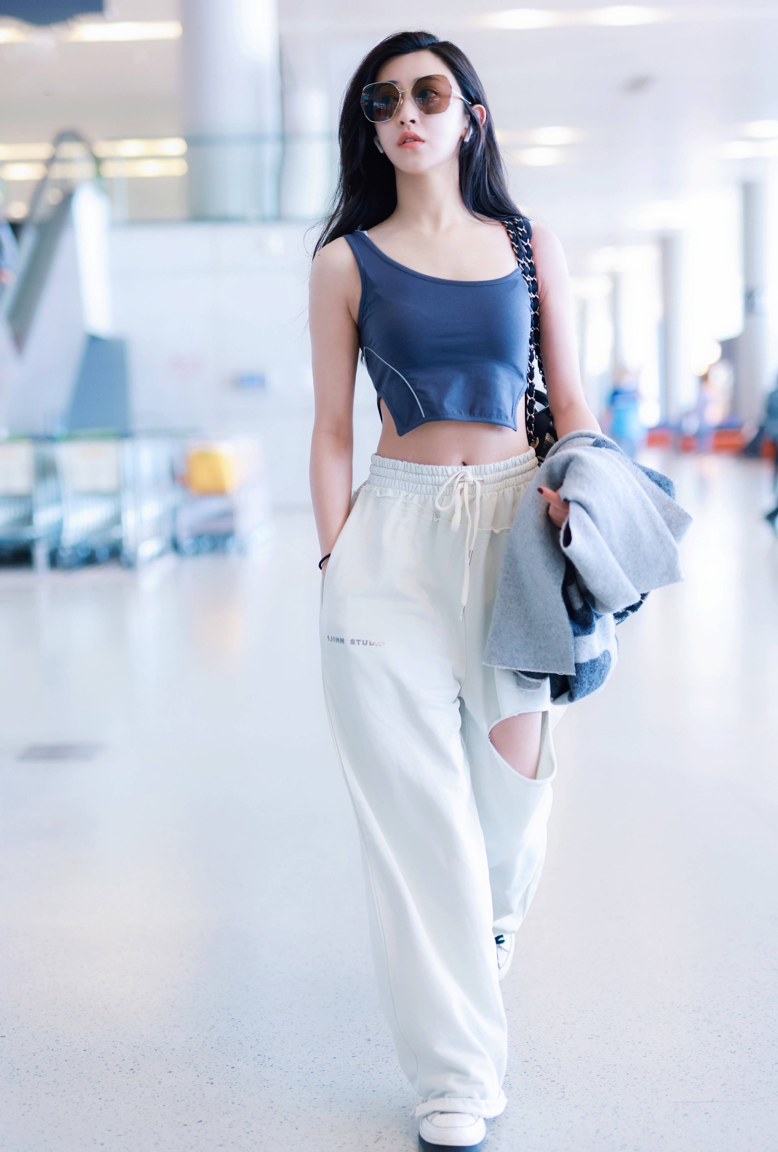 朱圣祎机场休闲look 细腰长腿超slay