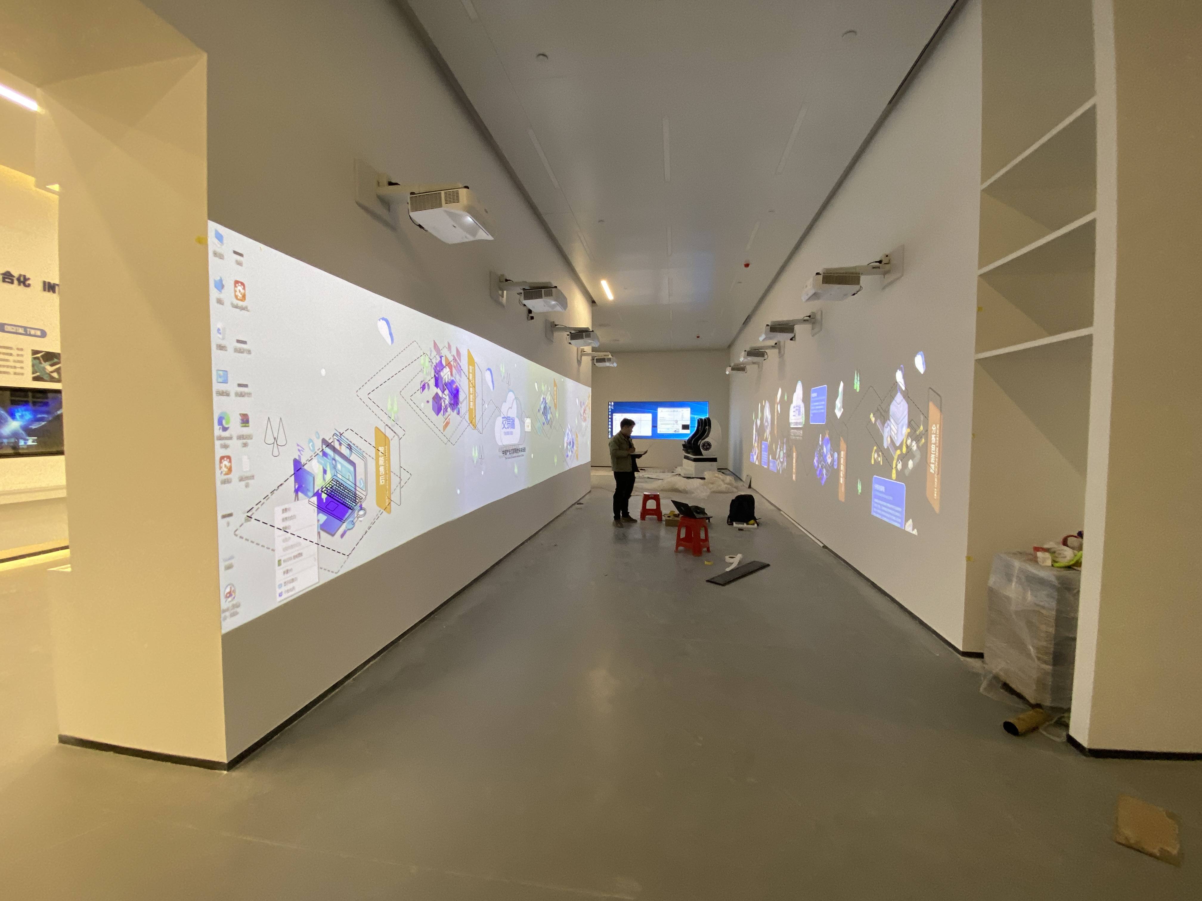 结合雷达设备,投影机(触摸一体机)完成大屏的可触控互动,直接将静止的