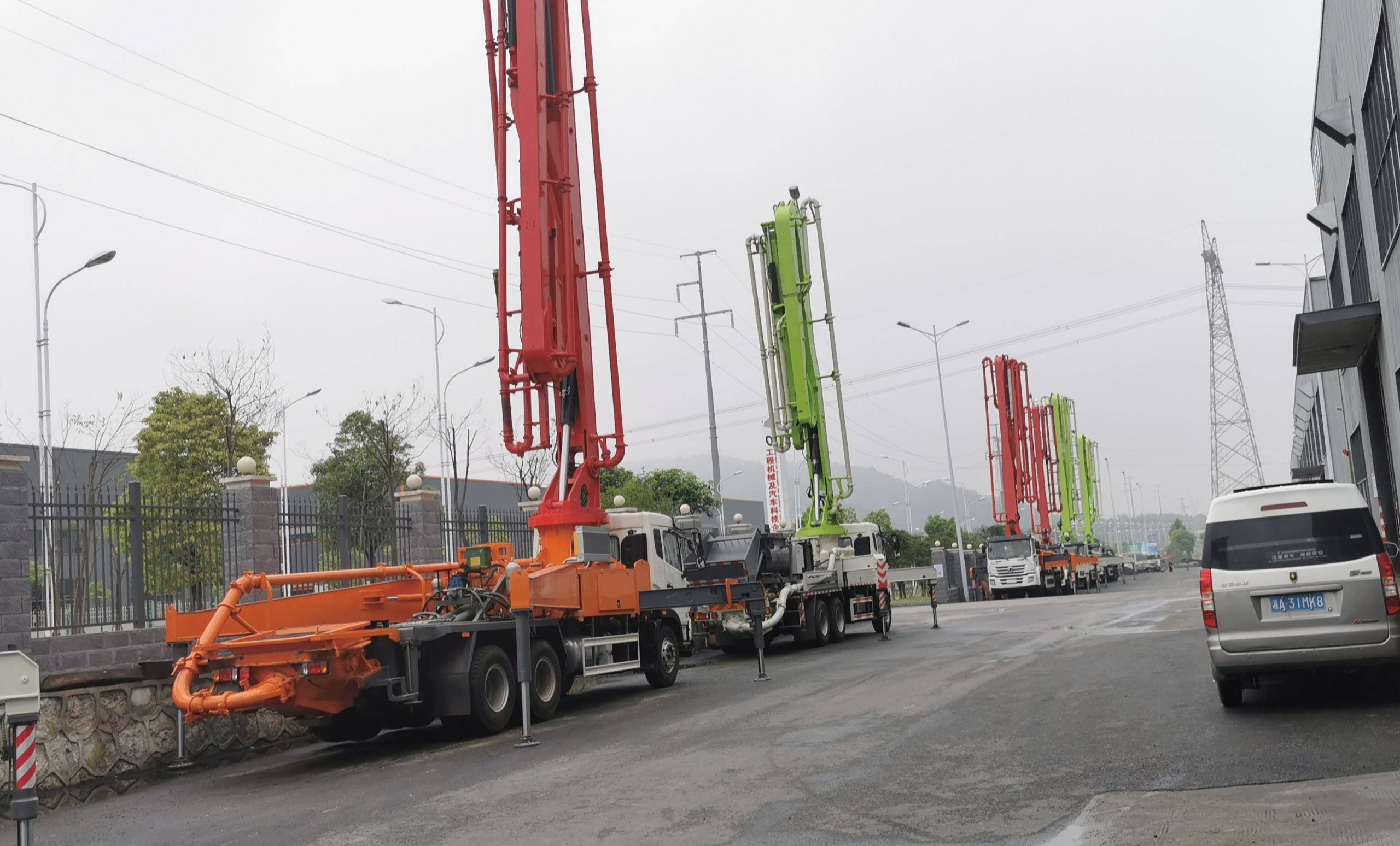 开过泵车的人都知道,泵车的工作环境要么在施工现场,要么在主干道上.