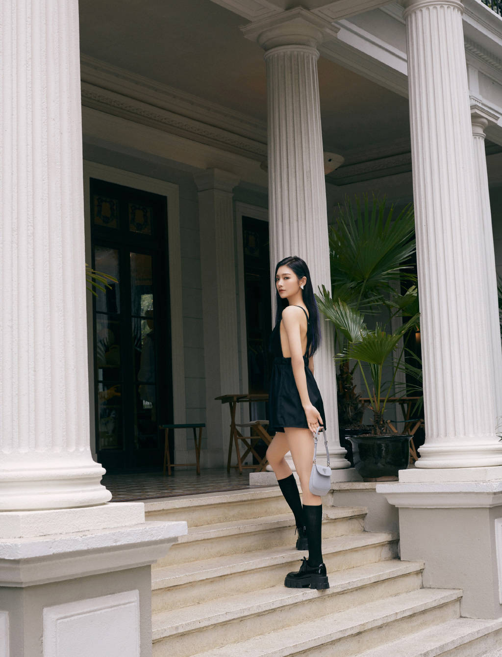 曾可妮穿吊带短裙美背充满诱惑侧卧在地长腿撩人