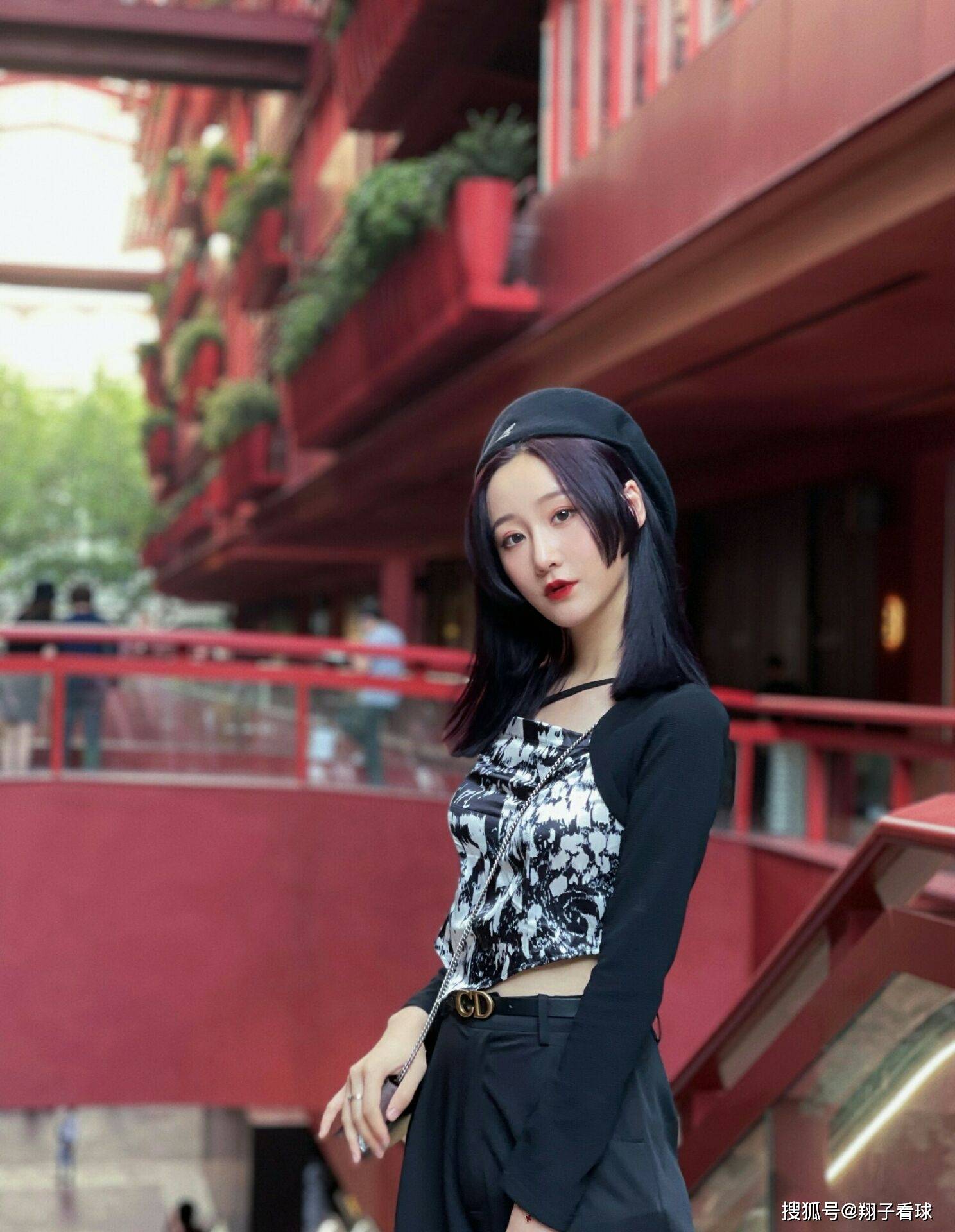 原创美女主播果果晒照黑色小肚兜好撩人球迷怎么可以这样美