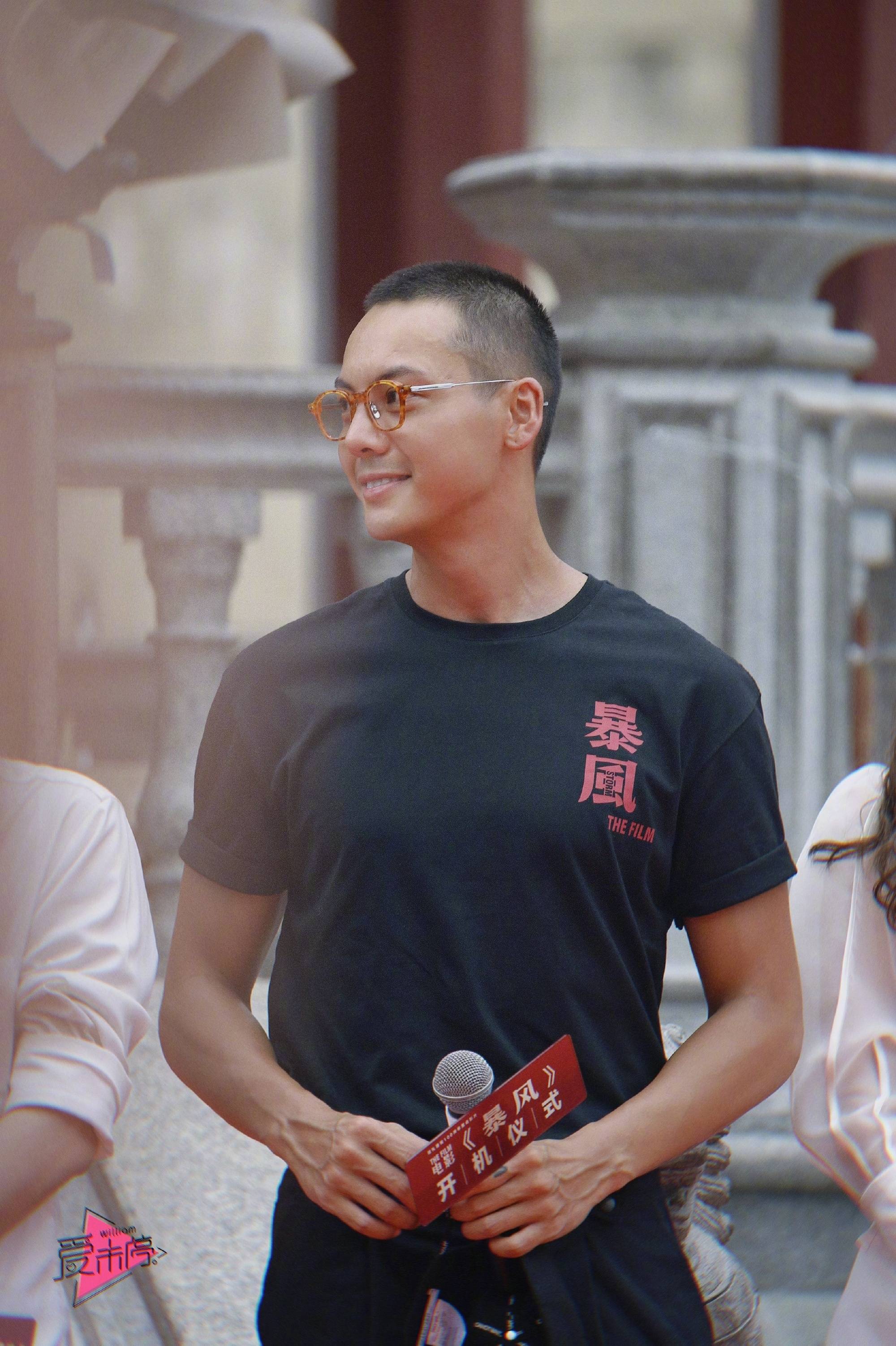 陈嘉上执导暴风广东汕头开机主演陈伟霆寸头晒黑造型亮相