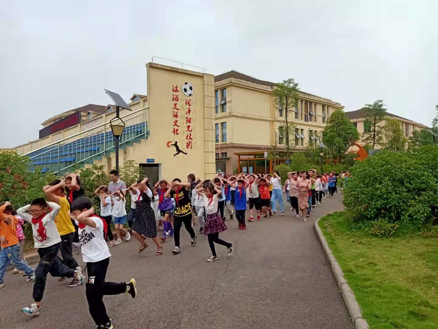 江阳区黄舣小学开展地震应急疏散演练活动