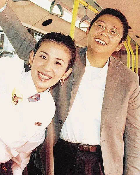 好在天无绝人之路,一次庆功宴上,吴君如遇见了香港著名主持人俞铮