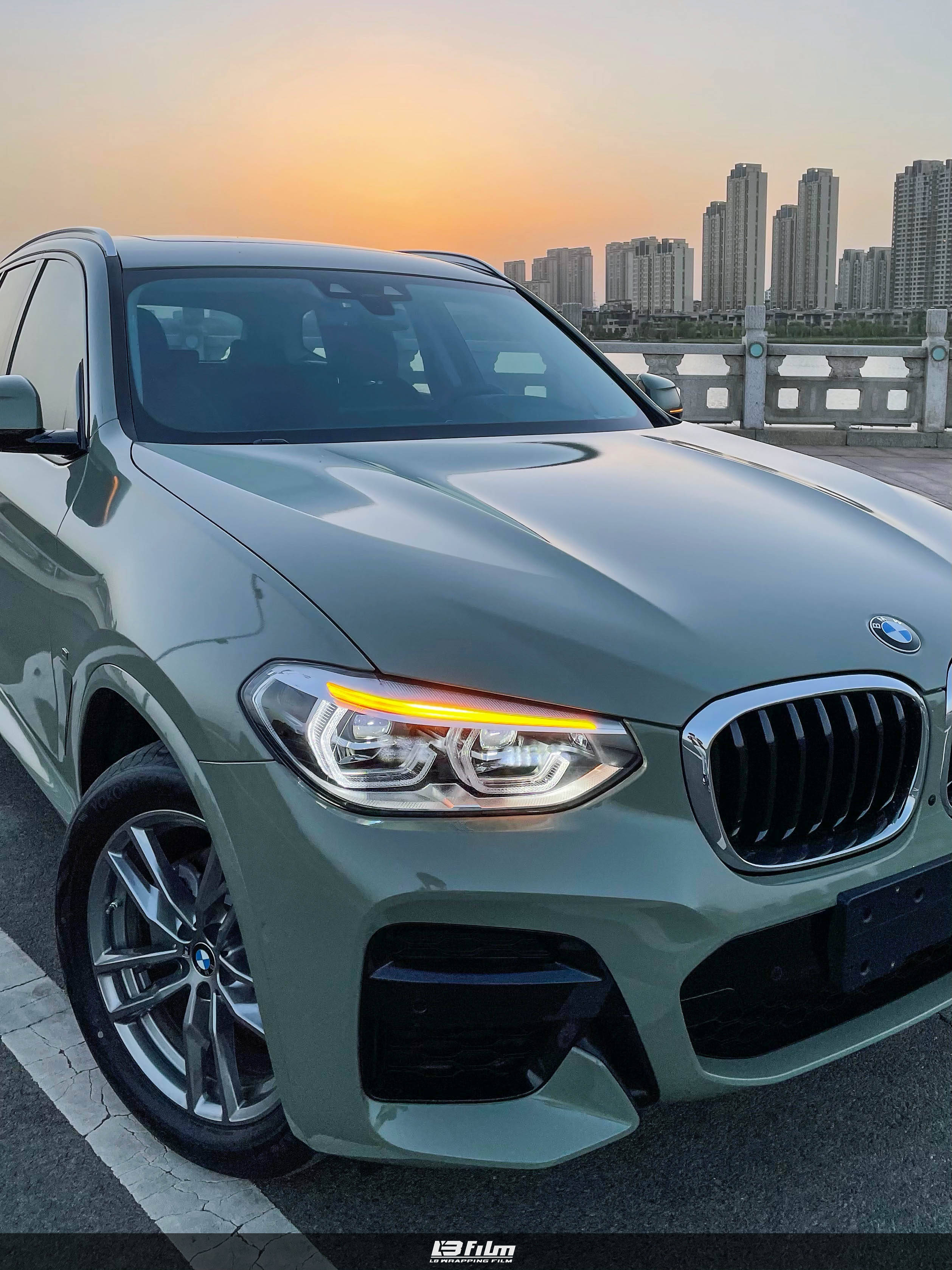 夕阳下的宝马卡其绿真的很美| lbfilm车身改色