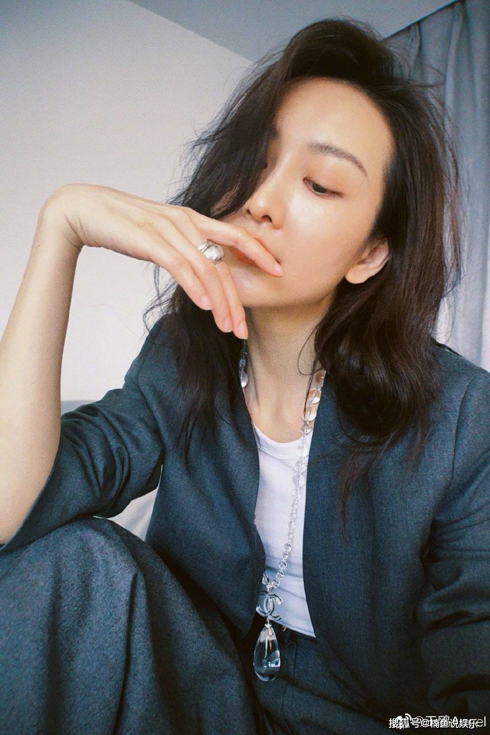 王鸥灰色西装造型好绝!干练迷人哪里像38岁,每一张都很撩人