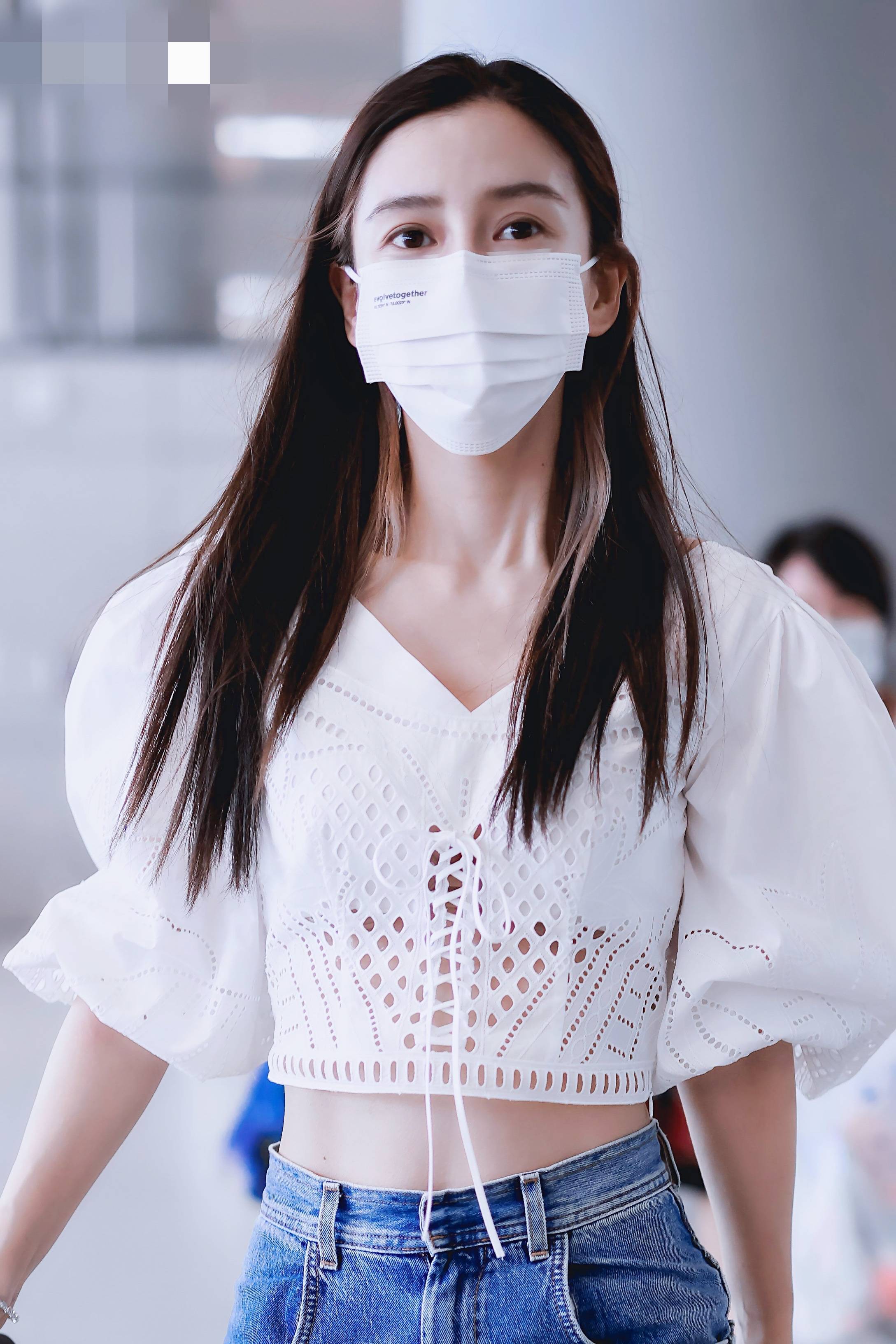 baby穿白衬衫仙气十足甜美清纯似高中生满满的邻家小妹气质