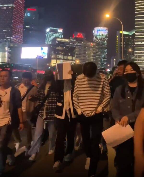 杨幂被拍害羞用剧本挡脸 与许凯当众撒糖!