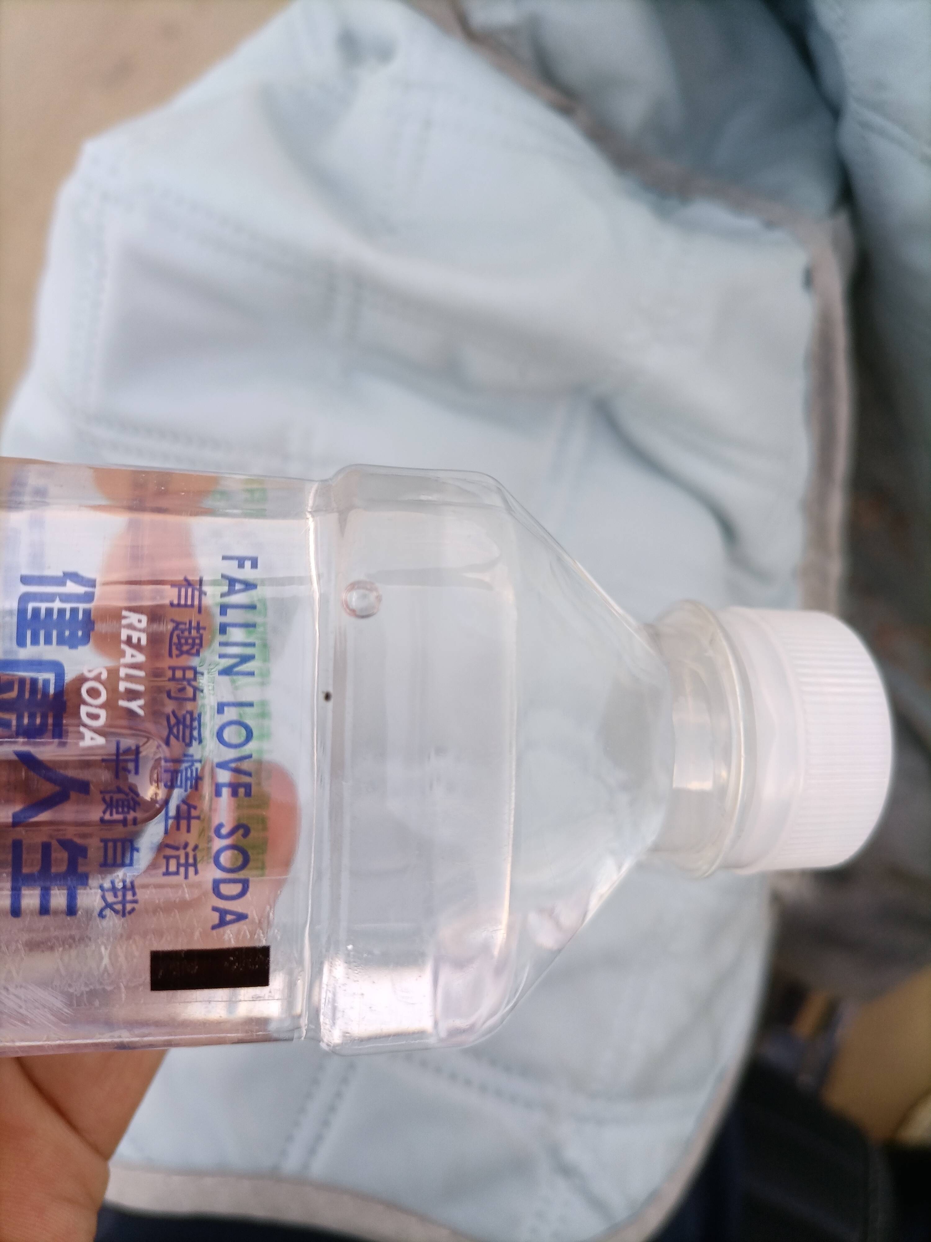 网曝南阳真趣苏打水里有黑点,提醒网友喝前注意观察