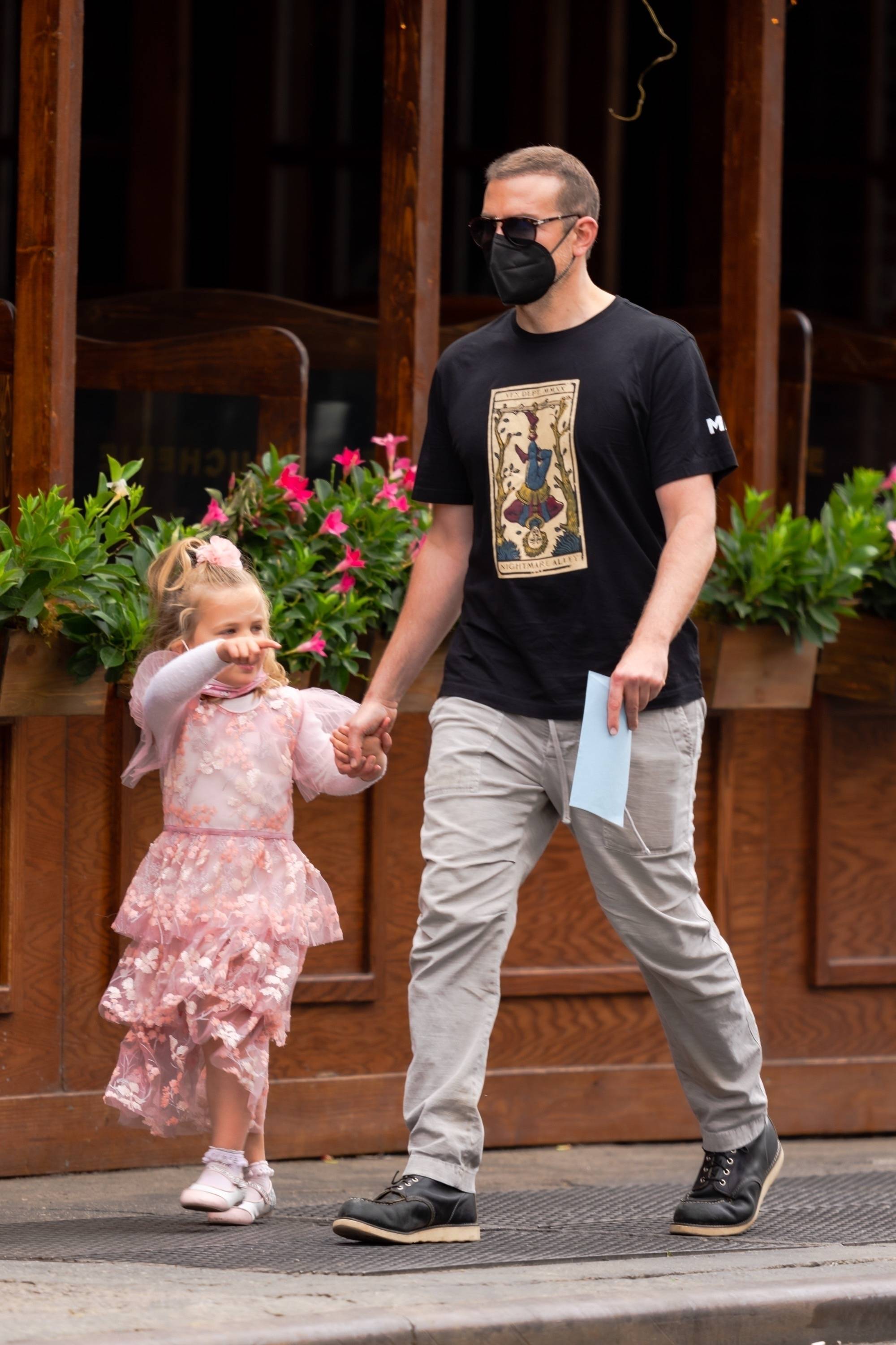 当地时间2021年5月24日,纽约,布莱德利·库珀(bradley cooper)带女儿