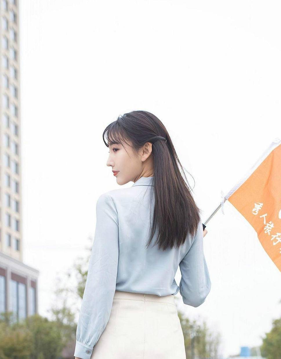 时尚小姐姐的春夏时尚半身裙轻松穿搭出青春少女感