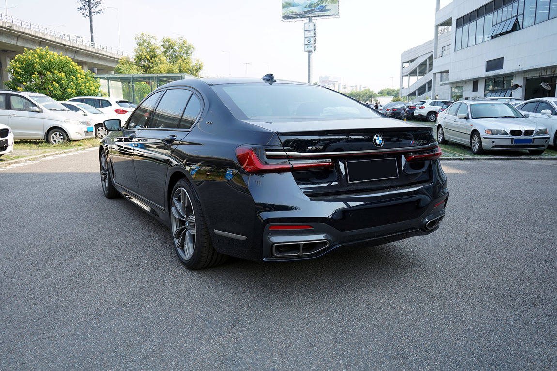 宝马m760li xdrive 蓝晶黑/阿玛瑞恩红 最新款