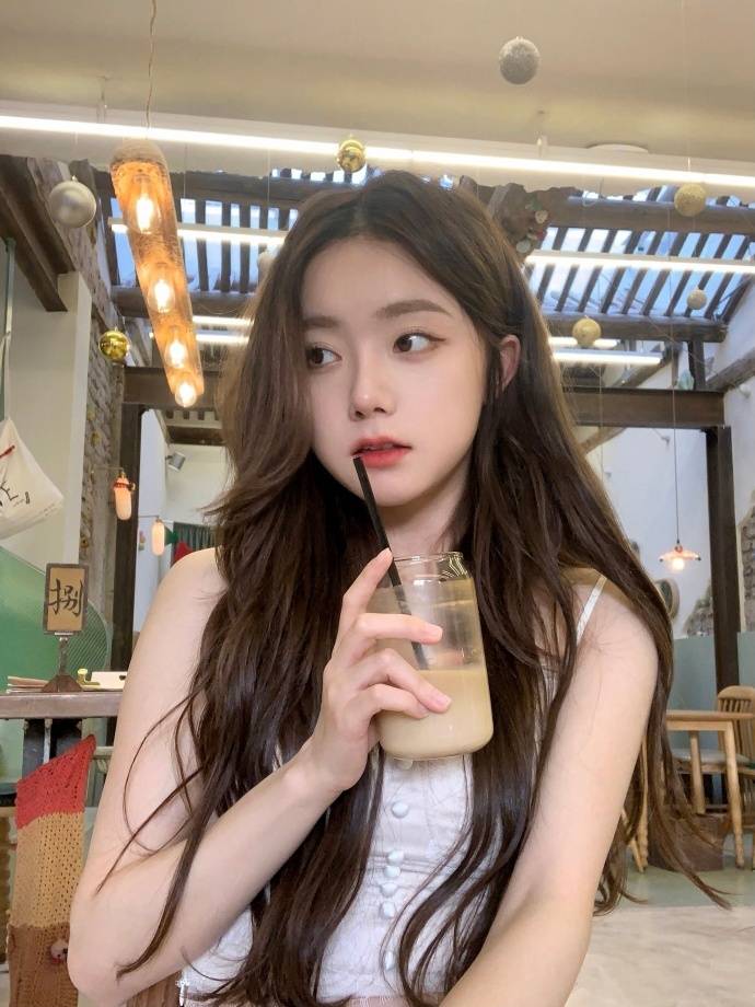 长相超萌的高人气正妆容也很韩系很吸睛圆圆脸蛋好可爱