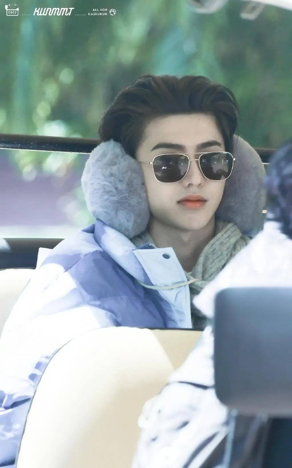 蔡徐坤在三亚穿羽绒服 这反差萌穿搭也太可爱了吧