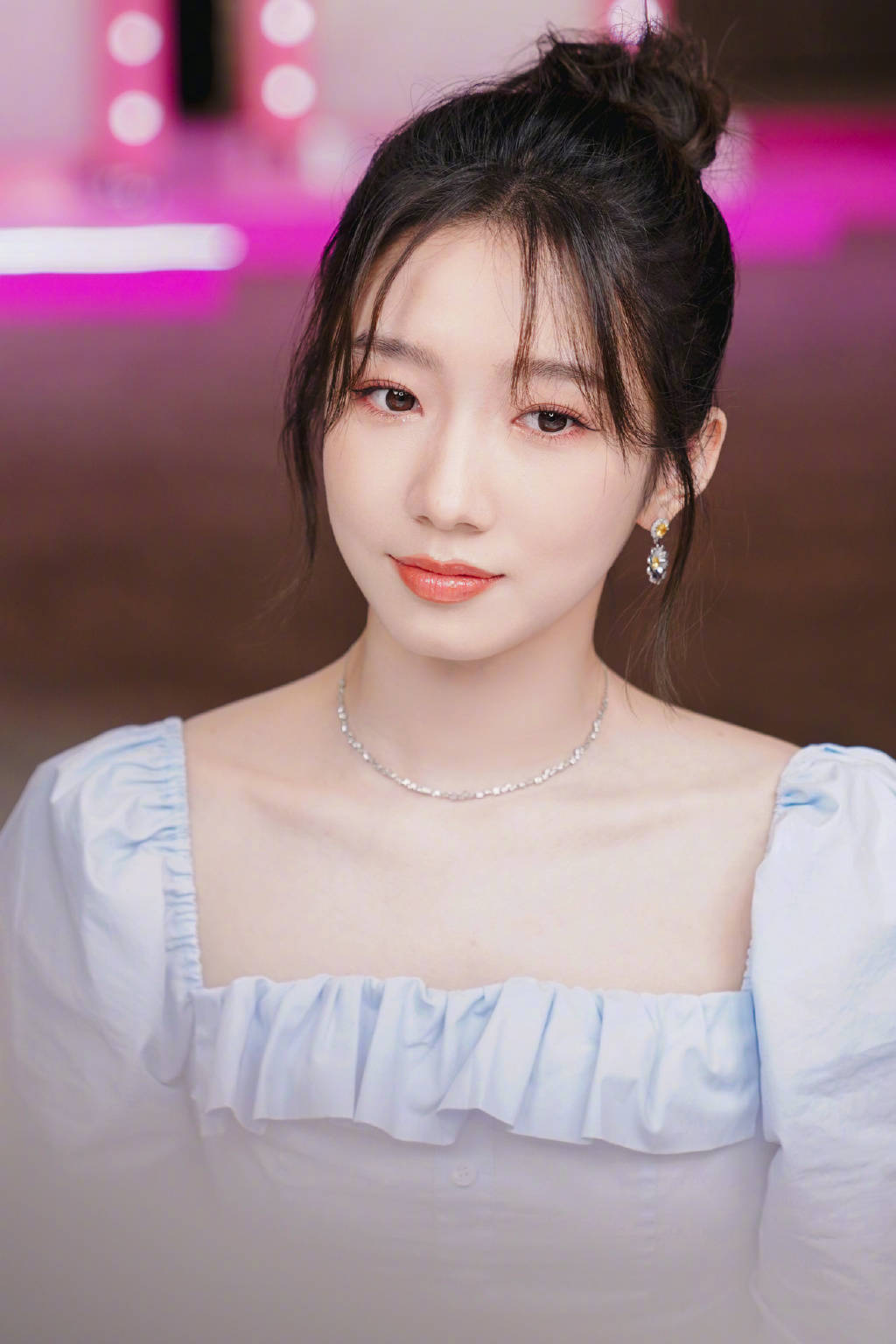 孟美岐剪了刘海秒变甜妹 告别御姐满屏少女感