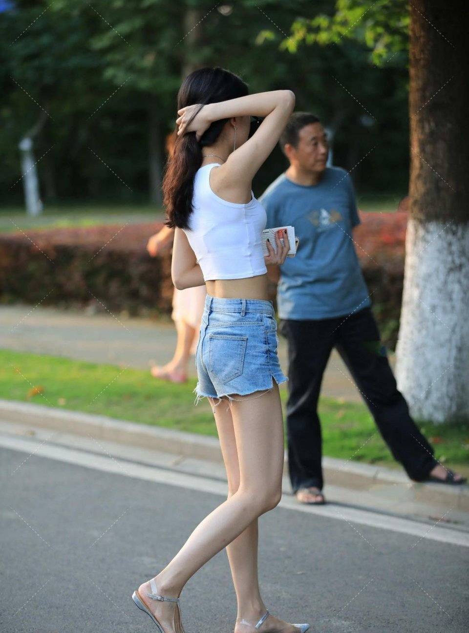 女人长了水桶腰选择裙子穿搭一样有韵味