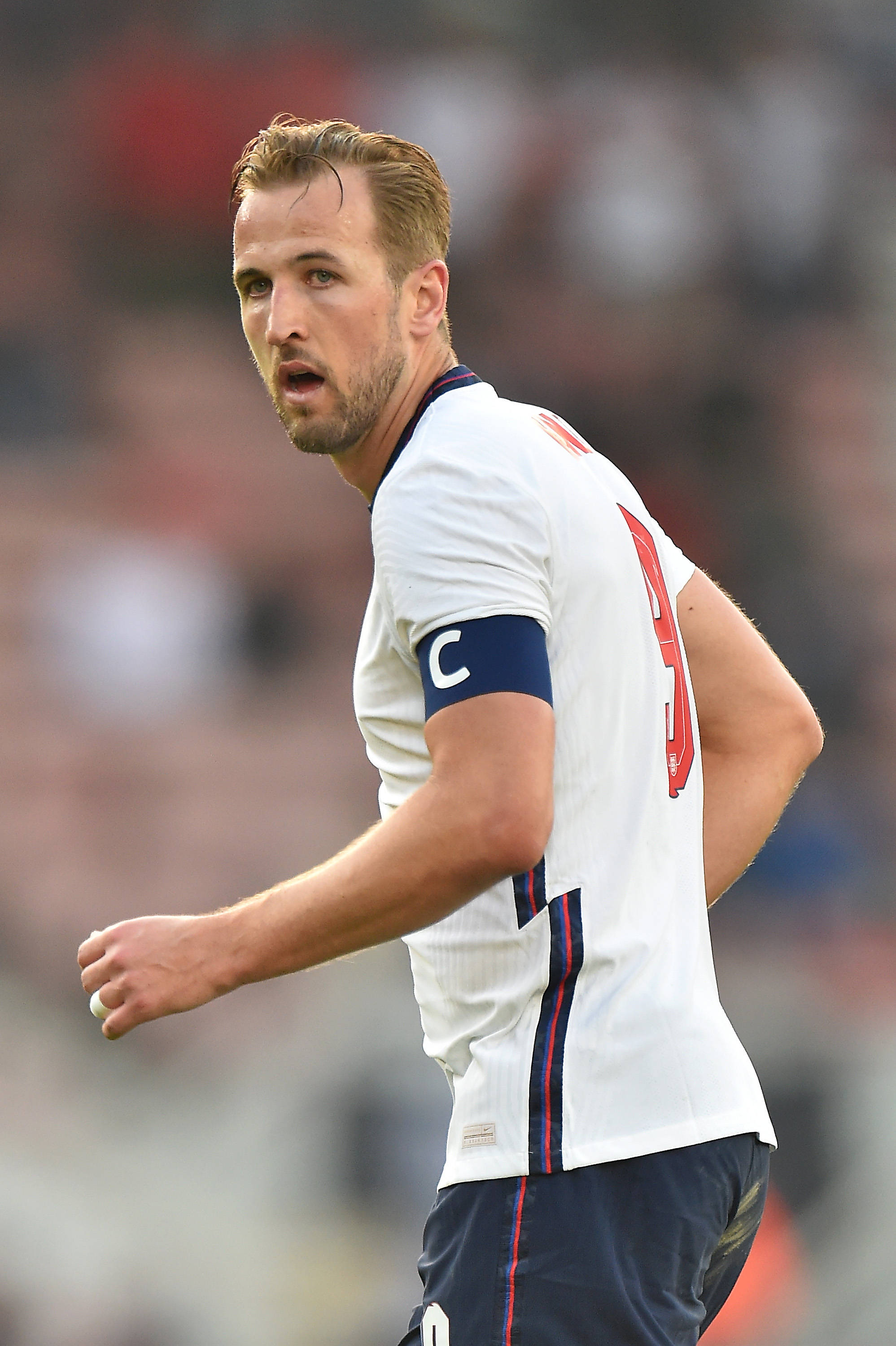 高清图:凯恩错失破门良机 阿诺德争抢球权