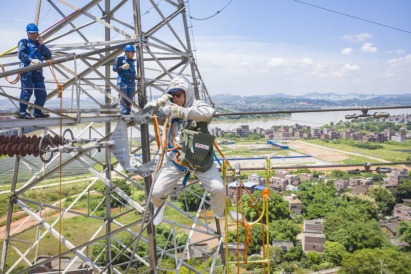 南方电网广西梧州供电局开展等电位带电作业助力西电东送图