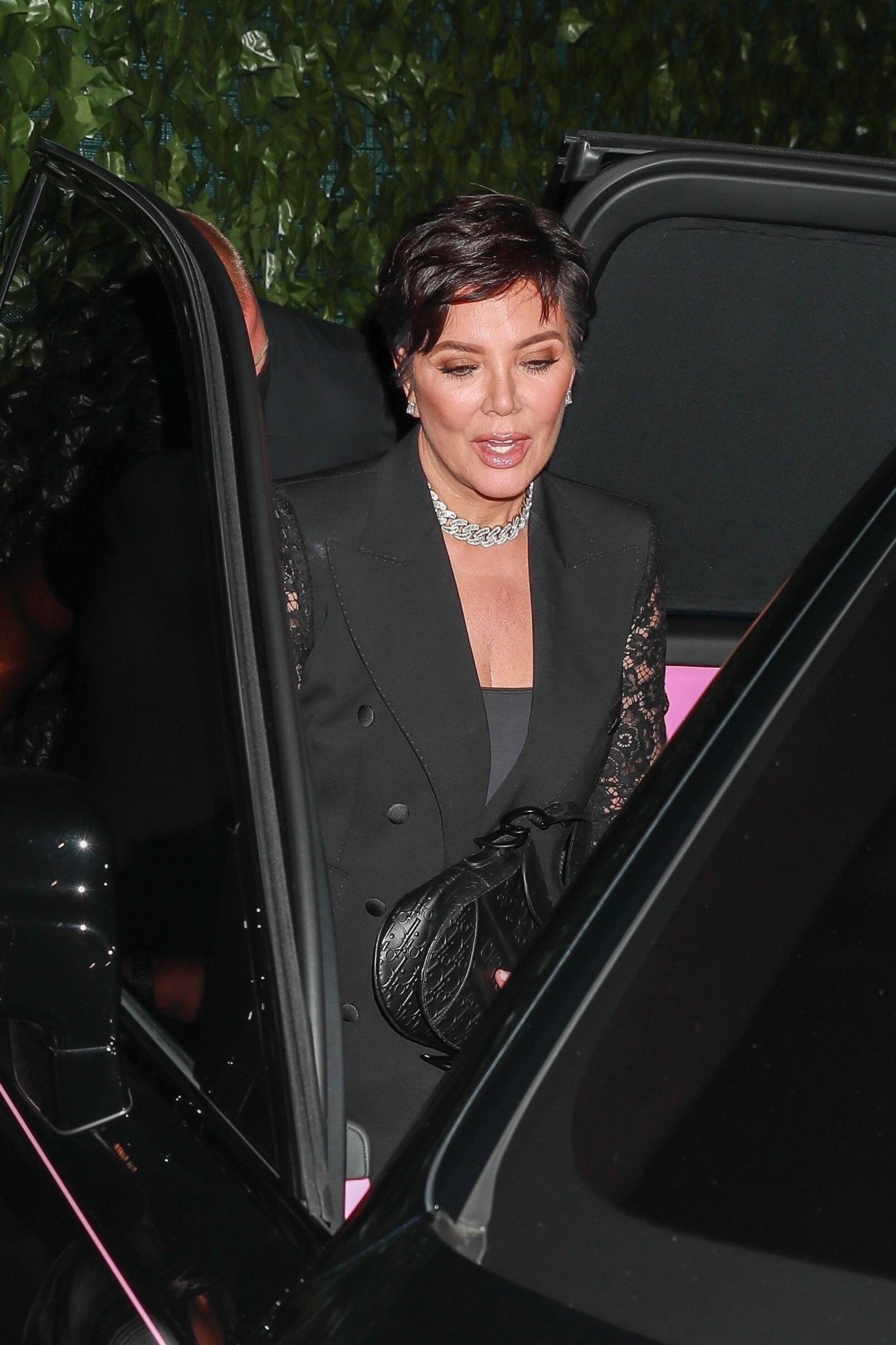 卡戴珊家族女神大集结皆穿黑衣不碍争奇斗艳