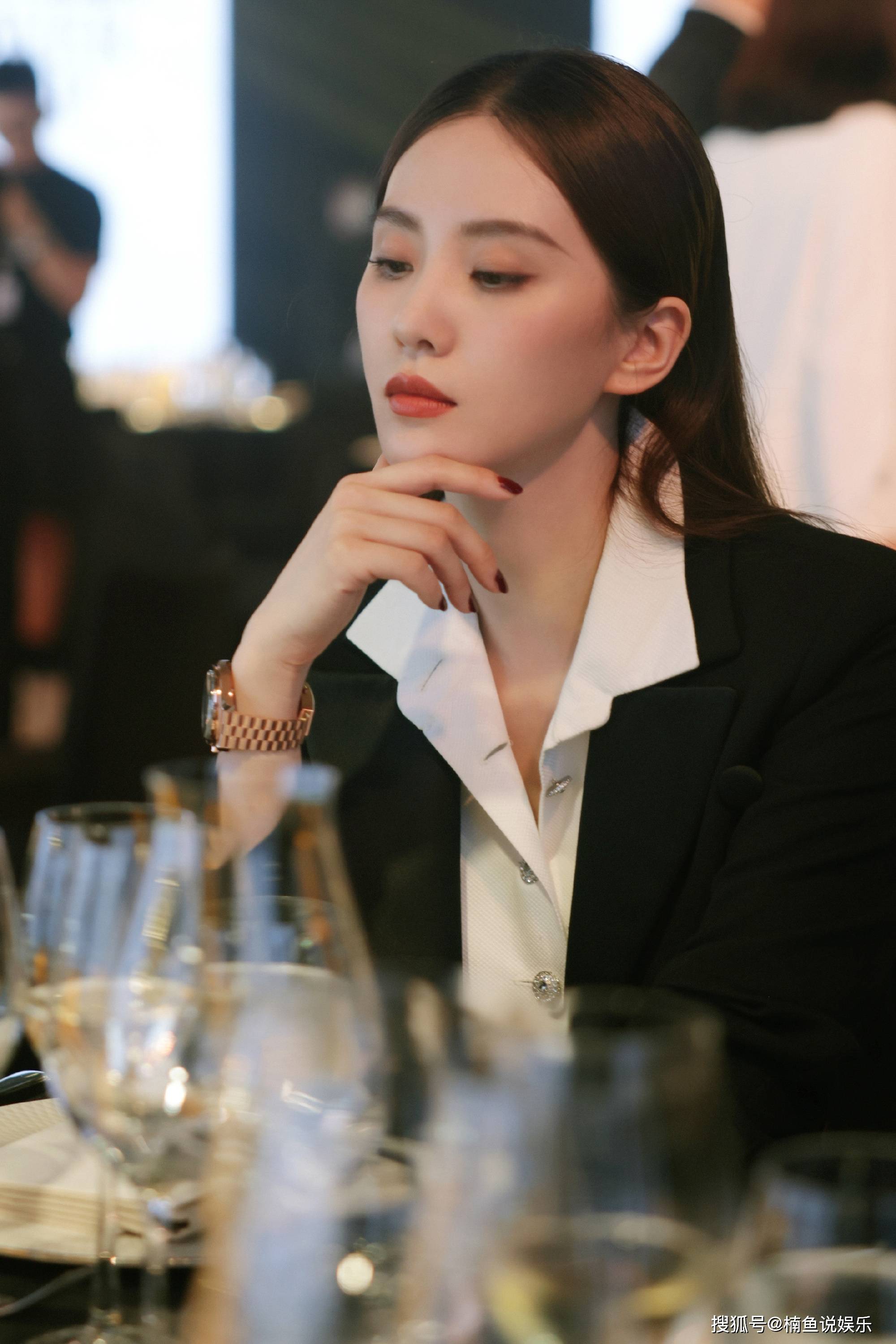 刘诗诗终于霸气一回黑西装搭配礼帽又美又酷撑伞的样子a爆了