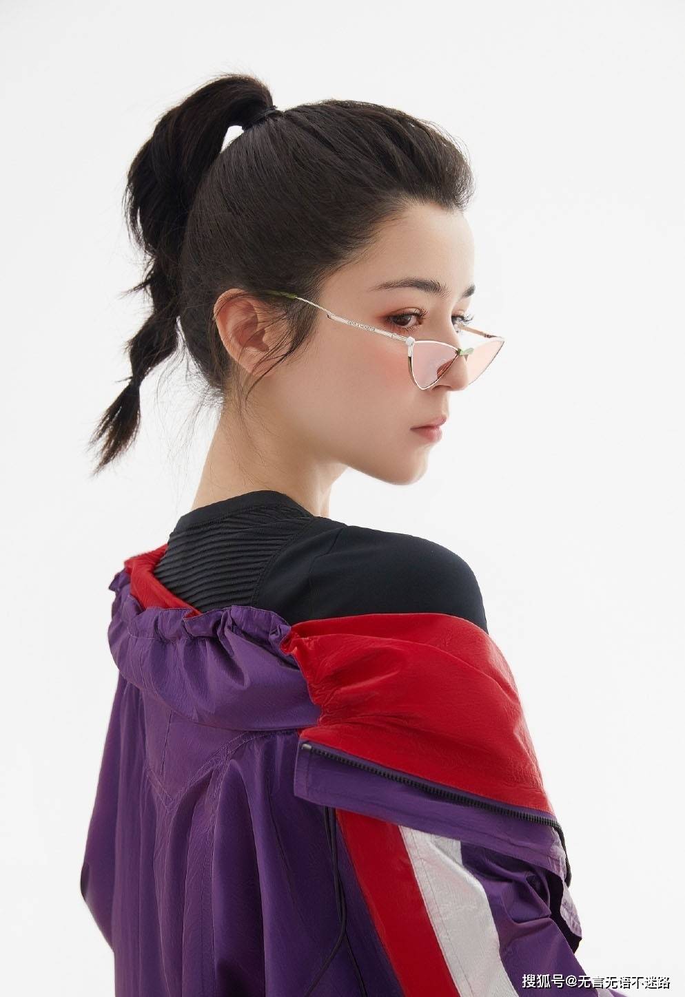 新疆美女演员哈妮克孜时尚背头造型十分养眼