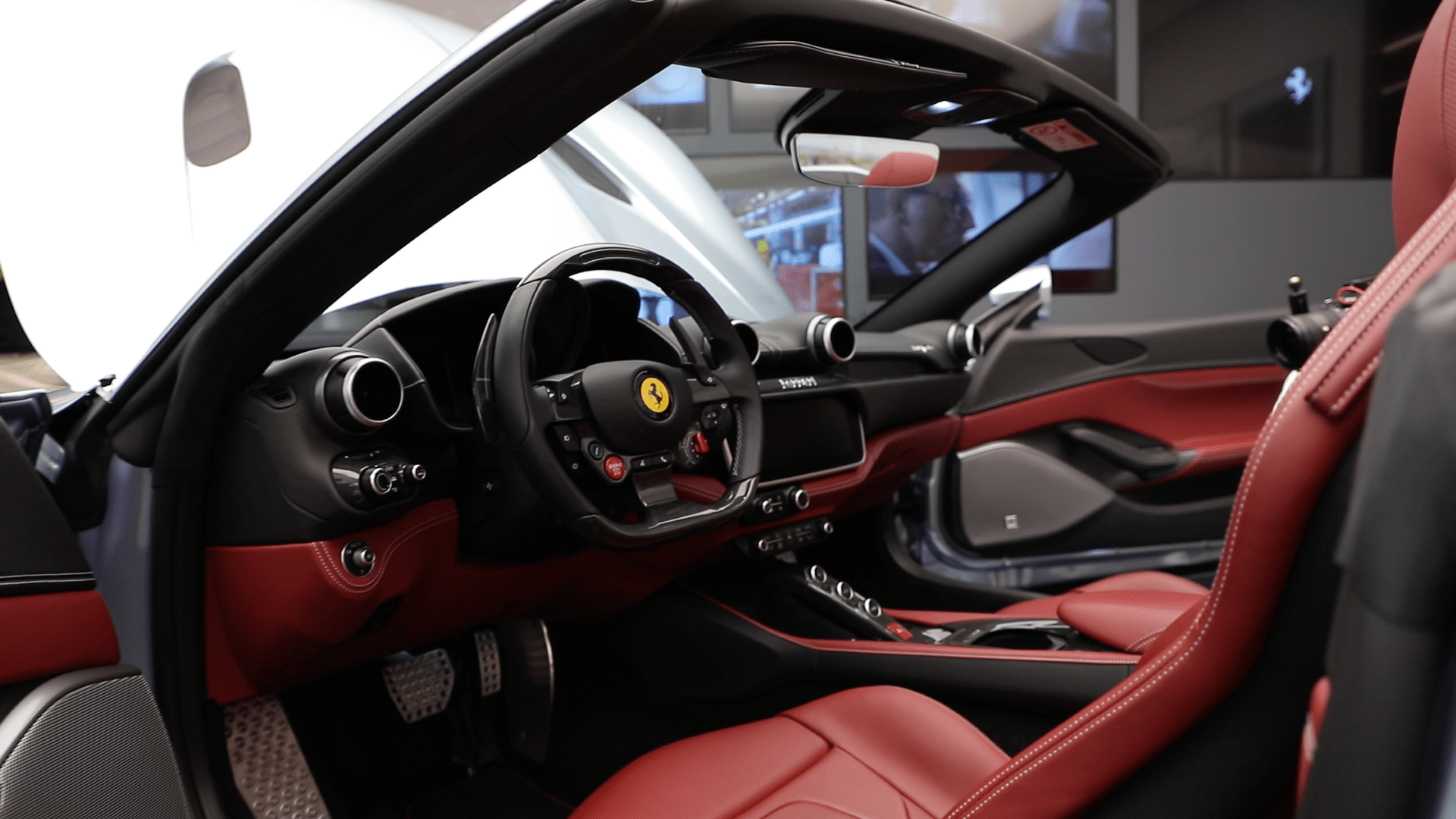 内饰设计上更是直接沿用,功能区布局没有任何变化,副驾驶面前那条让